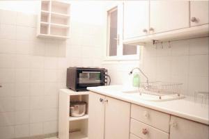 Kuchyňa alebo kuchynka v ubytovaní Athens Central 2BD Apartment at Acropolis Plaka