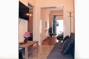 Televízia a/alebo spoločenská miestnosť v ubytovaní Athens Central 2BD Apartment at Acropolis Plaka