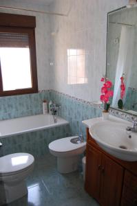アイジョンにあるCasa Cascabeleraのバスルーム(洗面台、トイレ、バスタブ付)