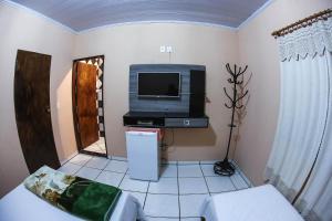 TV a/nebo společenská místnost v ubytování Hospedagem sanloá + 15 fotografií