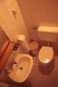 y baño con aseo blanco y lavamanos. en Apartments Gregorc en Bled