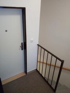 eine offene Tür in einem Zimmer mit einer Treppe in der Unterkunft Apartmán U Dubu in Jablonné nad Orlicí