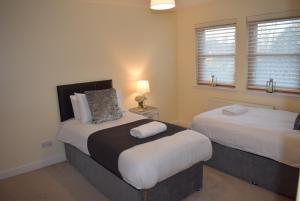Kelpies Serviced Apartments Kavanagh- 5 Bedrooms tesisinde bir odada yatak veya yataklar