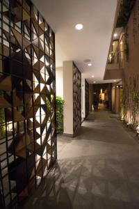 un pasillo de un edificio con una pared de espejos en Casa Santiago Hotel Boutique en Querétaro