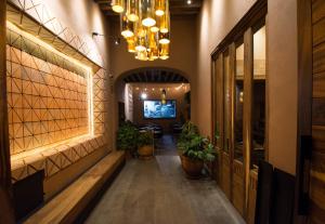 un pasillo de un restaurante con bancos y una lámpara de araña en Casa Santiago Hotel Boutique en Querétaro