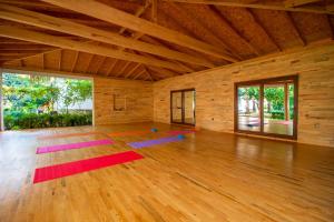 a room with a yoga mat on the floor at Blue & White Hotel in Cıralı