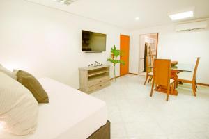 1 dormitorio con 1 cama y comedor en San Fernando Suite 101 - Livin Colombia, en Cali