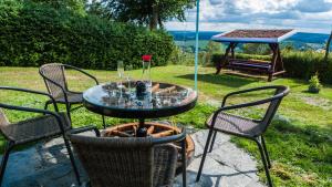 una mesa y sillas con copas de vino en Bellevue Aschberg en Klingenthal