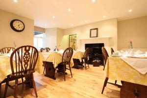 Restaurant o un lloc per menjar a Holmwood House Guest Accommodation