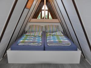Llit o llits en una habitació de Ferienhaus im Nordschwarzwald - Nurdachhaus in Waldrandlage Haus Florine