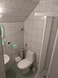 Kylpyhuone majoituspaikassa U Sobali