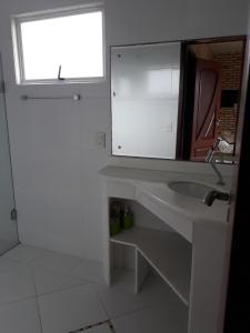 Ein Badezimmer in der Unterkunft Casa de Pedra - 14 pessoas - Bombinhas IMB2