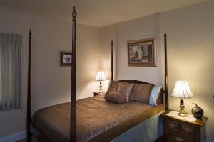 a bedroom with a four poster bed and two lamps at River Place Condos #411 3BD in Pigeon Forge