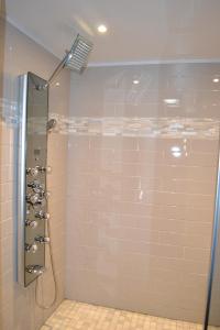 La salle de bains est pourvue d'une douche avec une porte en verre. dans l'établissement River Place Condos #411 3BD, à Pigeon Forge