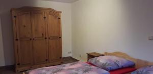 Postel nebo postele na pokoji v ubytování Gästewohnung am Thümmlitzwald
