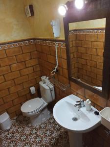 サアラ・デ・ラ・シエラにあるEl Nidoのバスルーム(トイレ、洗面台、鏡付)