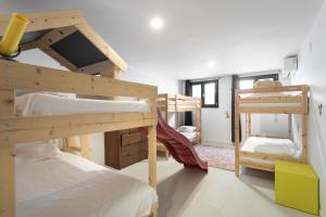 En eller flere senge i et værelse på Villa Costa Barcelona + 64 billeder