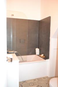 ein Badezimmer mit einer Badewanne und einem Waschbecken in der Unterkunft Feeling Chiado 29 in Lissabon