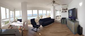 Telewizja i/lub zestaw kina domowego w obiekcie Beachfront 82