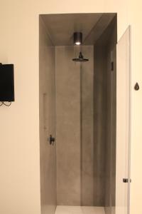 eine Dusche im Bad mit Glastür in der Unterkunft B&B COCO in Calvisano