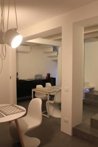 ein Esszimmer mit einem Tisch und Stühlen in einem Zimmer in der Unterkunft B&B COCO in Calvisano