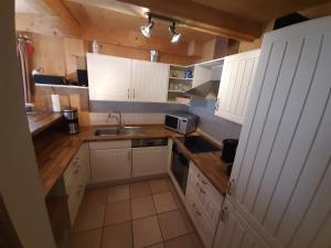 Köök või kööginurk majutusasutuses Panorama-Chalet Alpenglöckchen