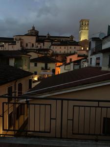 un perfil urbano con una torre de reloj en el fondo en B&B "La Camelia", en Rieti