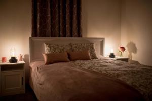 سرير أو أسرّة في غرفة في Apartman NIVA Daruvar