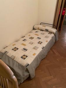 Una cama con edredón en una habitación en Mirasierra en Bustarviejo