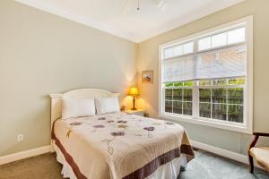 um quarto com uma cama e uma janela em Beacon Court D em Douglas