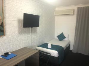 En eller flere senge i et værelse på Bribie Waterways Motel