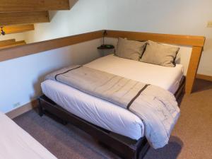 a bedroom with two beds in a room at Charming Studio Condo in Truckee +20 photos