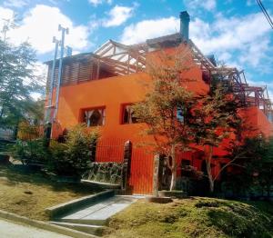 pomarańczowy budynek jest w budowie w obiekcie HOSTERIA Auroras de Fuego w mieście Ushuaia