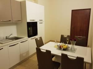 eine Küche mit einem Tisch und einer Obstschale darauf in der Unterkunft Danyja Apartments in Sveti Filip i Jakov