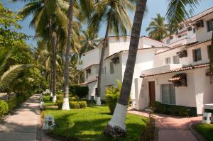 een rij palmbomen voor een gebouw bij Vista Playa de Oro Manzanillo in Manzanillo