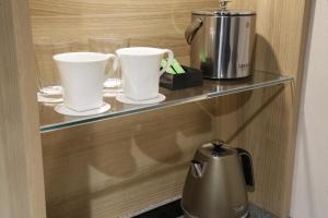 Hotel Keihan Sendai的咖啡和沏茶工具