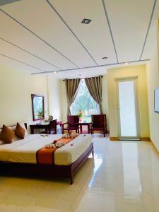 1 dormitorio grande con 1 cama grande en una habitación en Ha Anh Hotel - Mui Ne, en Mui Ne
