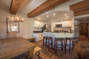 - une cuisine avec une table et quelques tabourets de bar dans l'établissement Rustic-Contemporary 3Br With Great Views Condo, à Crested Butte