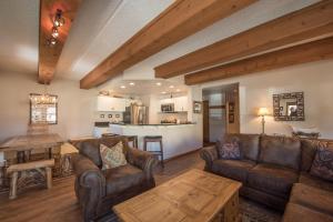 Il comprend un salon doté d'un mobilier en cuir et une cuisine. dans l'établissement Rustic-Contemporary 3Br With Great Views Condo, à Crested Butte