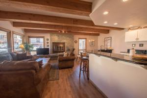 une cuisine et un salon avec des canapés et un bar dans l'établissement Rustic-Contemporary 3Br With Great Views Condo, à Crested Butte