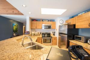 מטבח או מטבחון ב-2 Br Unit With Gorgeous Remodeled Kitchen Condo