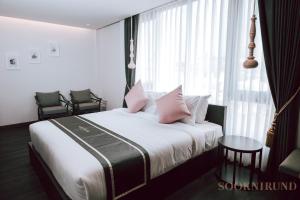 Ένα ή περισσότερα κρεβάτια σε δωμάτιο στο SOOKNIRUND HOTEL