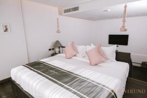 Ένα ή περισσότερα κρεβάτια σε δωμάτιο στο SOOKNIRUND HOTEL