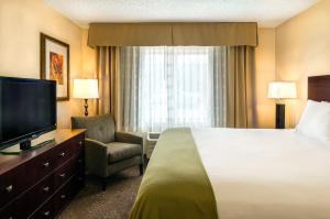 Habitación de hotel con cama y TV en Holiday Inn Express & Suites Sandy - South Salt Lake City, an IHG Hotel, en Sandy