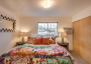a bedroom with a large bed and two lamps at Luxe Leavenworth Cottage in Leavenworth