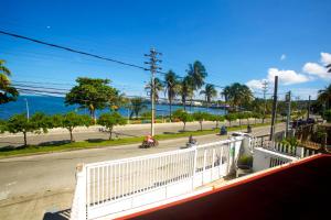 einen Balkon mit Blick auf eine Straße und das Meer in der Unterkunft Posada Dima Cresida in San Andrés