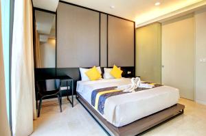 een slaapkamer met een groot bed, een bureau en een tafel bij Tropicana The Residences KLCC by Vale Pine in Kuala Lumpur