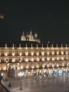 un gran edificio iluminado por la noche en Principal Plaza, en Salamanca