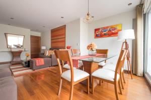 comedor y sala de estar con mesa y sillas en GLOBALSTAY - Cozy Apartment in the Heart of Miraflores Free parking, en Lima