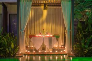ein Esszimmer mit einem Tisch mit Kerzen in der Unterkunft Metta Residence & Spa in Siem Reap